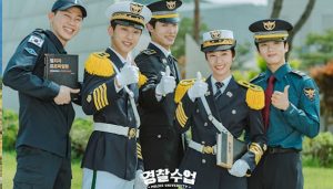 Police University dizi, konusu, oyuncuları, karakterleri, cast, yorumları, Mydramalist puanı, Korean drama 2021, Kore Dizileri 2021, fragmanı, izle (경찰수업) gibi aramalarınıza yorumguncel.com'dan yanıt bulabilirsiniz.