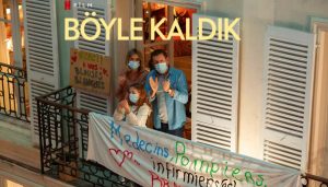 Böyle Kaldık ('Stuck Together - 8 Rue de l'Humanité) film, konusu, oyuncuları, karakterleri, cast, yorumları, Ekşi, incelemesi, IMDb puanı, Netflix Filmleri, fragmanı, izle gibi aramalarınıza YORUM GÜNCEL'den yanıt bulabilirsiniz.