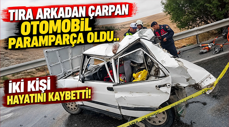 Tıra arkadan çarpan otomobil paramparça oldu.. İki kişi hayatını kaybetti!